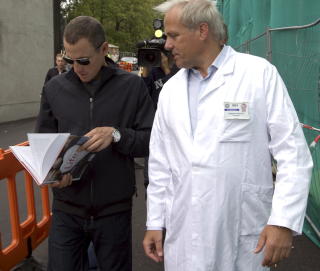 OMVISNING: Lance Armstrong ble vist rundt av Radiumhospitalets klinikksjef Sigbj�rn Smeland. Foto: Morten Holm / SCANPIX