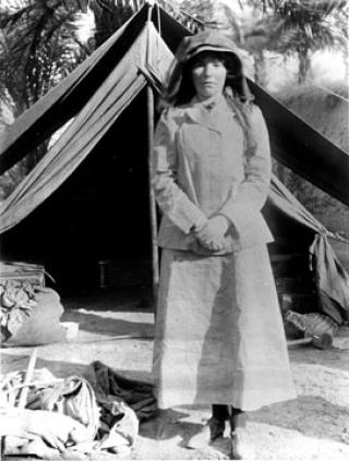 BETATT AV �RKENEN: Mer enn noen andre europeere hadde Gertrude Bell f�rsteh�ndskunnskap om �rkenstammene. Her er hun i tidligere Babylon i 1909, 41 �r gammel. Etter f�rste verdenskrig grunnla hun Bagdads arkeologiske museeum. Foto: Wikimedia Commons