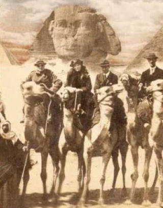 NASJONSBYGGEREN: Gertrude Bell foran sfinxen i Giza sammen med Winston Churchill og Lawrence av Arabia. Faksimile: Amazon.com