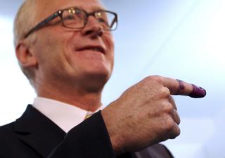 TESTET BLEKKET:  FNs Kai Eide sjekket p� forh�nd kvaliteten p� blekket som ble brukt under dagens valg. Foto: Reuters/Scanpix
