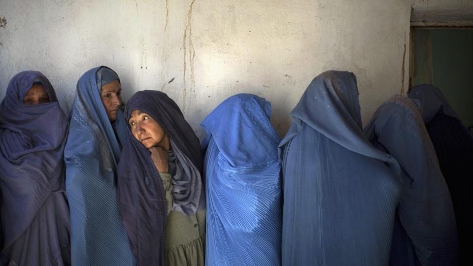 �NSKER � STEMME:  Kvinner st�r i k� i et stemmelokale i Kabul for � gi sin stemme under dagens valg i Afghanistan. - Der folk har kunnet, har de g�tt til stemmeurnene. Det viser at valget er noe befolkningen �nsker, og ikke noe som er skj�vet p� dem av det internasjonale samfunnet, sier FNs spesialutsending til Afghanistan, Kai Eide, til Dagbladet. Foto: Adrees Latif/Reuters/Scanpix