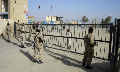 STENGTE GRENSER:  Pakistanske soldater st�r vakt p� den stengte grensa mellom Afghanistan og Pakistan. Sikkerhetsstyrkene var p� alerten fordi de fryktet at dagens valg skulle bli �delagt av store bombeaksjoner. Foto: Afp/Scanpix