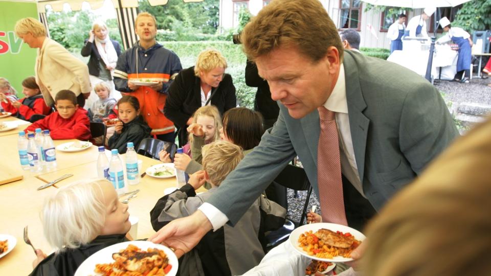 SERVERTE FEIL PRISLAPP: SVs skolepolitiker og tidligere statsr�d �ystein Djupedal sa at skolematen som ble servert under valgkamp�pningen kostet 18 kroner pr porsjon. Det viste seg � v�re langt fra virkeligheten. Foto: SCANPIX