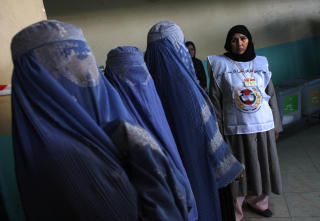 VALGDAG: En gruppe afghanske kvinner st�r i k� for � avlegge sin stemme. Taliban hadde g�tt ut og advart om � stemme og har uttalt at de ville g� til angrep p� dagen. (AP Photo/Kevin Frayer)