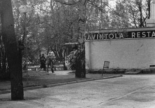 I HELSINKI: Treholt m�tte KGB-offiser Genadij Titov f�rste gang sommeren 1971. Denne restauranten i Helsinki var �sted for et av deres mange m�ter. Bildet er tatt med et kamera som var montert i en barnevogn. Spanere fra POT var p� plass b�de utenfor og i restauranten under m�tet. 
Foto: PST / SCANPIX / HANDOUT