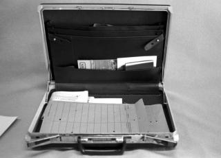 KOFFERTBEVIS: Det ble funnet dollarsedler i Treholts attach�koffert etter m�tet han hadde med Titiov og Lopatin i Wien i august 1983. 
Foto: PST / SCANPIX / HANDOUT