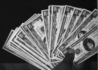 DOLLAR-BEVIS: Det ble funnet dollarsedler i Treholts attach�koffert etter m�tet han hadde med Titiov og Lopatin i Wien i august 1983. 
Foto: PST / SCANPIX / HANDOUT