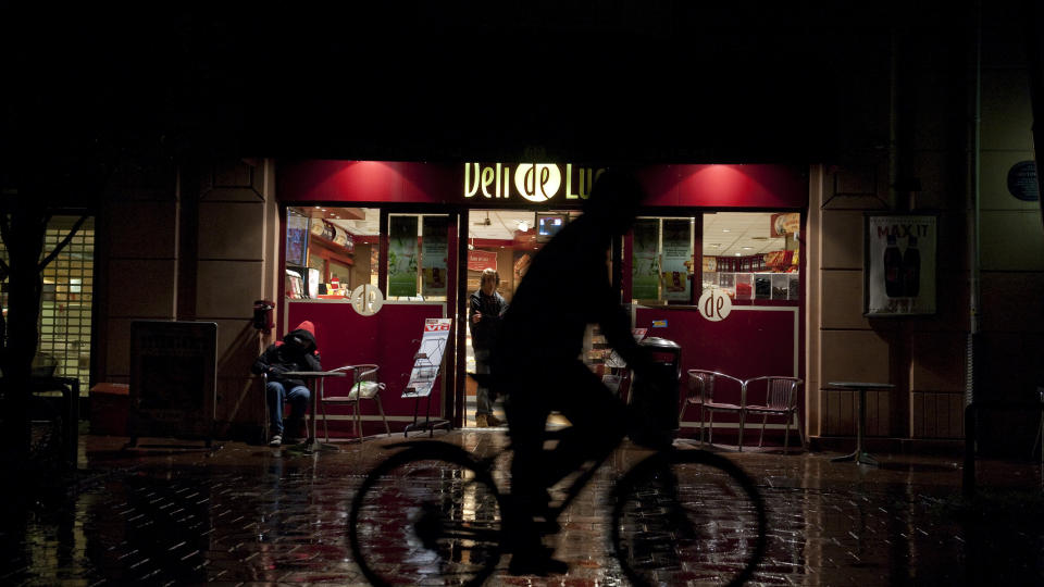  SVINDLERE I KORTERMINALEN:  En kunde i S�gne Sparebank ble varslet om at kortet hans var sperret fordi han hadde brukt det i denne Deli De Luca-butikken p� Gr�nlands torg i Oslo sist fredag. Foto: JOHN TERJE PEDERSEN.