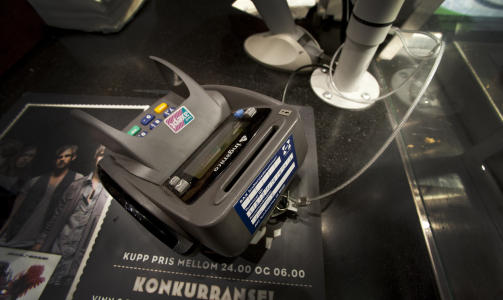  BYTTET INNMAT:  Svindlerne har spesialistert seg p� slike kortterminaler - her terminalen i en av de rammede butikkene, Deli De Luca p� Gr�nlands torg i Oslo, torsdag kveld. Foto: JOHN TERJE PEDERSEN.