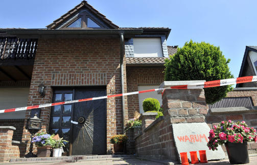�HVORFOR?�: Blomster og lys er lagt ned utenfor huset i det velst�ende str�ket i sm�byen Schwalmtal n�r D�sseldorf. Foto: LENNART PREISS/AFP/SCANPIX