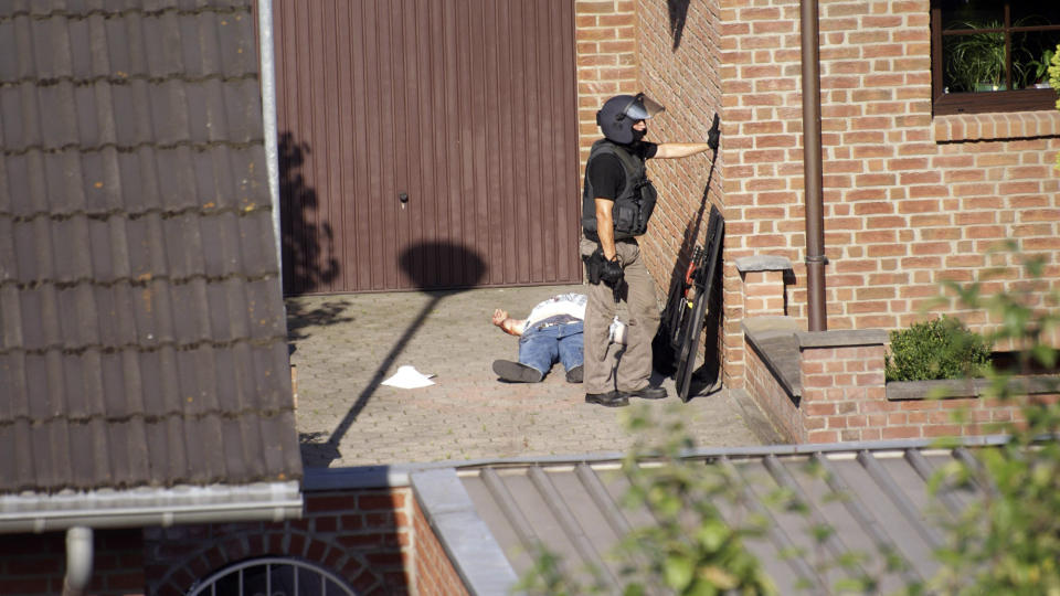 PARAT: Spesialstyrker omringet huset der 71-�ringen hadde forskanset seg, og p�grep ham etter tre timer. P� bildet ses en av de drepte mennene, som ble skutt mens han pr�vde � flykte. Foto: BJ�RN MAYER/REUTERS/SCANPIX
