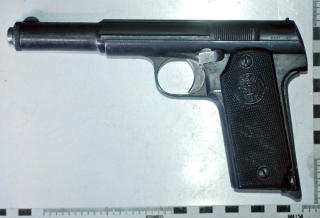 MORDV�PENET: Pistolen Hans P. (71) brukte for � drepe tre mennesker, en 9-millimeters pistol. Ti skudd ble avfyrt med presisjon. Foto: POLITIET/EPA/SCANPIX