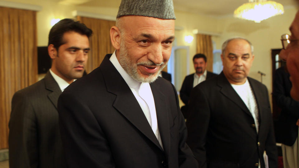 FAVORITT:  Hamid Karzai var ansett som den klare favoritten i presidentvalget i Afghanistan. - Resultatenen viser at han har vunnet, sier valgkampsjef. AP Photo/Rafiq Maqbool/Scanpix