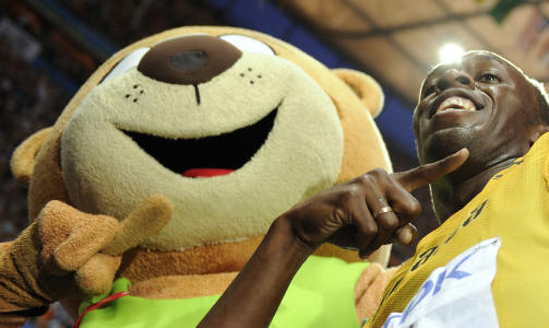 LEKEN: Bolt poserte villig sammen med VM-maskoten Berlino etter � ha satt sin andre verdensrekord i mesterskapet.Foto: Fabrice Coffrini, AFP/Scanpix