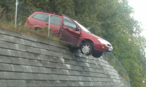FIKK BILEN I BEVEGELSE: Gutten fikk biln�klene i tenningsl�sen og startet bilen. Her stanset ferden. Foto: Thomas Grytten