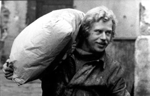TVANGSPROLATARISERT: Tsjekkias senere president Vaclav Havel fikk ikke ta utdannelse, han jobbet ved et bryggeri Trutnov, bildet er fra 1975.
Foto: AFP