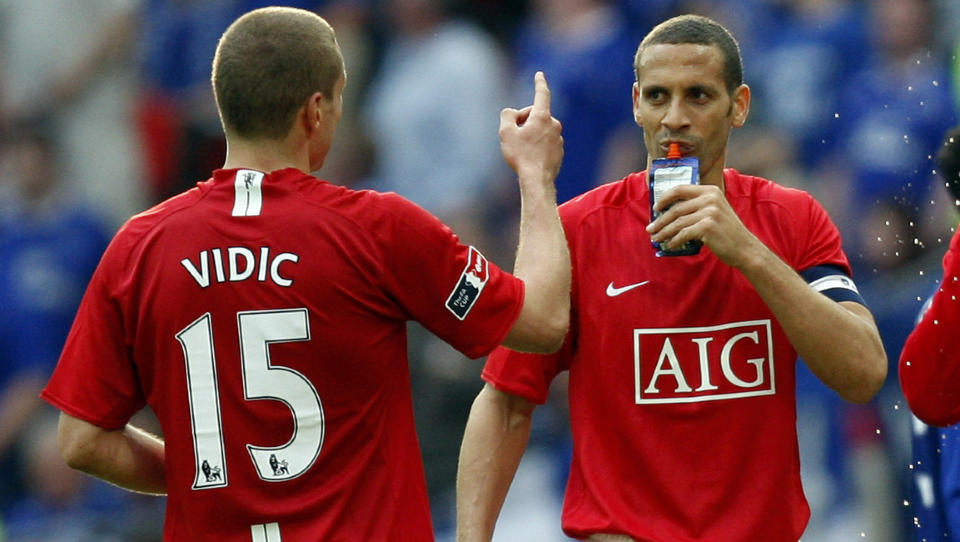 FERDINAND UTE, VIDIC TILBAKE: Manchester United har startet sesongen vaklende og fikk i dag nyheten om at Rio Ferdinand ikke kan spille fotball de neste fire ukene. Nemanja Vidic (t.v) er derimot skadefri. Foto: AP/Jon Super