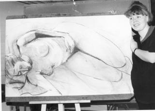 GRAVID KUNSTNER: - Her er jeg h�ygravid med tvillingene
og st�r likevel og holder p�.