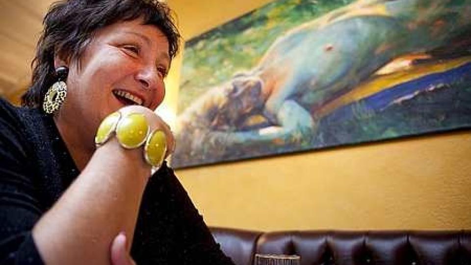 OM VALG AV MENN I VALG�RET: Anne B. Ragde skriver om mange typer menn i sin nye bok Natt�nsket. B�de hovedpersonen i boka og forfatteren kan ikke forestille seg noe st�rre turn off enn en fyr i Frp. Foto: Ole Morten Melg�rd.