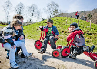 P� tre hjul i svingen: Personalet p� Hestehaven barnehage er informert om sykdommen, og familien har bestemt seg for � v�re �pne rundt sykdommen. - Vi savnet � snakke med noen som hadde samme opplevelse, sier Mariann T�nnesen. Foto: Thomas Rasmus Skaug / Dagbladet