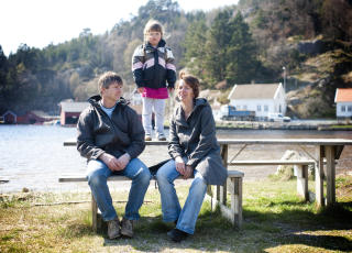 Full fart: Anne Martine (6) er ei aktiv jente som er h�yt og lavt p� familiens eiendom i Lindesnes. Foto: Thomas Rasmus Skaug / Dagbladet