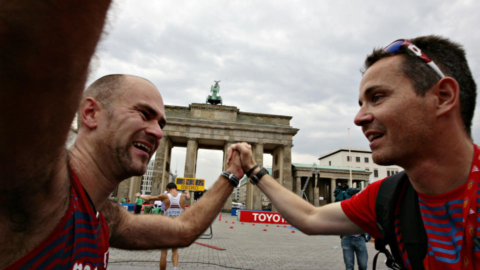 S�LVJUBEL: Trond Nymark tok Norges f�rste medalje under Berlin-VM p� dagens 50 km kappgang. Her gratuleres han av Stephan Pl�tzer. I bakgrunnen Brandenburger Tor.Foto: Arnt E. Folvik, Dagbladet