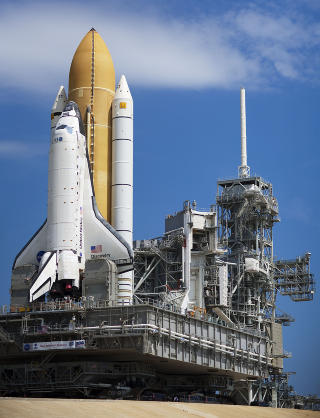 SKYTES OPP TIRSDAG: Romferja Discovery er klargjort p� Kennedy Space Center i Florida. Etter planen skal den skytes opp tirsdag 25. august. Foto: SCANPIX/ Matt Stroshane/Getty Images/AFP