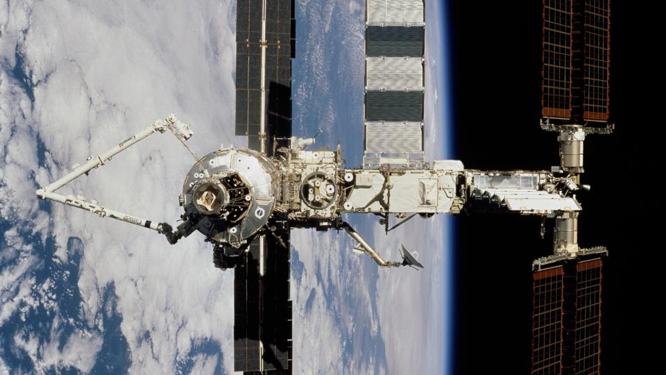 RYBAK OVERALT: N� blir CD'en hans � finne p� den internasjonale romstasjonen. Men uten et felles musikkanlegg blir det neppe noen allsang av Grand Prix-slageren. Foto: NASA