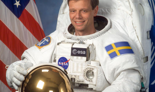 SVENSK: Det er den svenske astronauten Christer Fuglesang (52) som tar med seg Alexander Rybak-CD'n til rommet. Foto: NASA