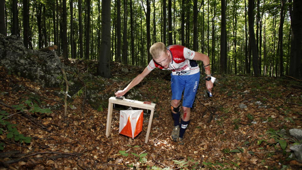 M�TTE HJELPE KONKURRENTEN: Anders Nordberg hadde l�pt Norge opp i medaljestriden, men da svenske Martin Johansson skadet seg, m�tte Nordberg og den franske og tsjekkiske l�peren som kjempet i teten stoppe for � hjelpe svensken. Nordberg l�p til m�lomr�det og hentet ambulansehjelp.
Foto: S�ren Andersson, Scanpix