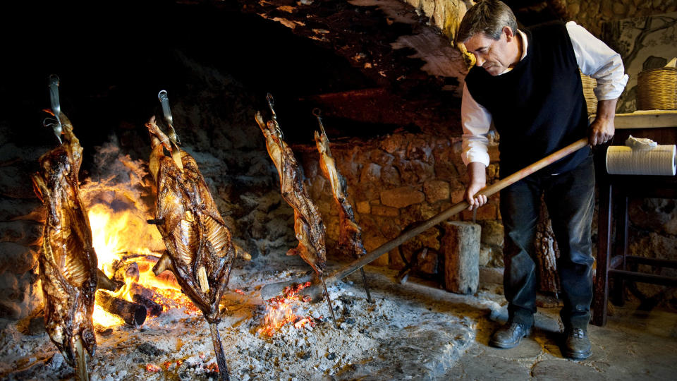 HELSTEKT: Sm�gris er festmeny p� Sardinia, Mario p� bondeg�rden Sa Mandra passer g�r til og fra og passer p� grillingen av kveldens hovedrett g�r riktig for seg. Alle foto: Jon Terje Pedersen