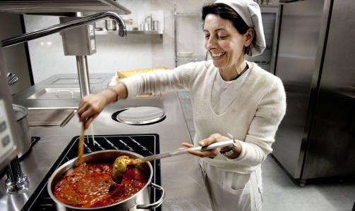 P&Aring; KJ&Oslash;KKENET: Mor Rita passer p&aring; pastaen.