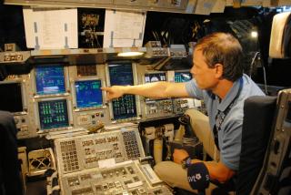 - IKKE NERV�S: Christer Fuglesang har tilbrakt hundrevis av timer i simulator, som denne, f�r nattas oppskyting. - Han vet n�yaktig hva han skal gj�re, sier astronaut og ESA-kollega Andr� Kuipers til Dagbladet. Foto: GEIR BARSTEIN