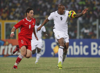 LANDSLAGSKAPTEIN: Oliver Risser (t.v) har 35 landskamper for Namibia. Foto: Olivier Asselin / AP.