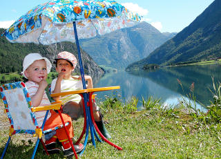 CAMPINGTUR: Ved det idylliske Strynevatnet  omkranset av vakre fjell og isbreer, ligger Mindresunde Camping . Foto: Helene Amundsen