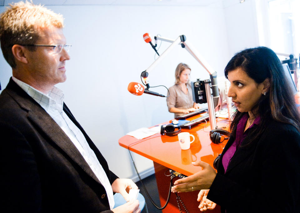 I RADIODEBATT: NRKs informasjonsdirekt�r Sigurd Sandvin og Afshan Rafiq (H). Foto: H�kon Eikesdal