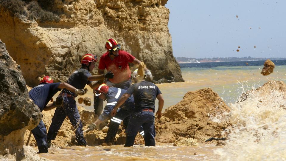 KLIPPE FALT NED: En person er forel�pig meldt omkommet etter at en klipp raste ned p� en popul�r turiststrand p� Algarvekysten. EPA/LUIS FORRA  � 2009