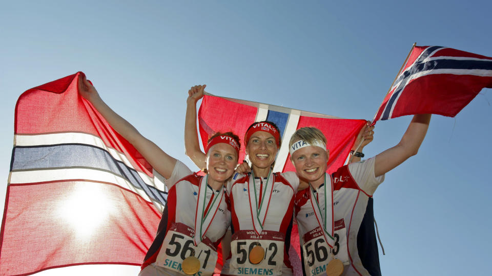 NORSK VM-GULL: Anne Margrethe Hausken, Marianne Andersen (th) og Betty Ann Nilsen (tv), tok tok gull p� stafett i orienterings VM i Miskolc i Ungarn.
Foto S�ren Andersson / SCANPIX /