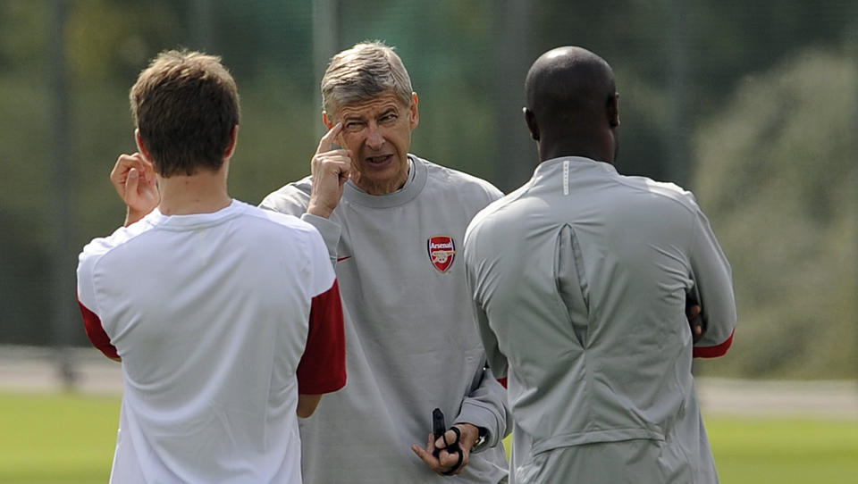 KJ�PER IKKE HANGELAND: Arsene Wenger avviser at han vurderer � kj�pe Brede Hangeland i dette overgangsvinduet. Her i samtale med Aaron Ramsey og William Gallas. Foto: Eddie Keogh / REUTERS.