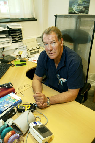 VAKSINESKEPTIKER: Spesialist i indremedisin og lungesykdommer, Arild Bergmann er skeptisk til at Norge i h�st st�r foran en massevaksinasjon mot svineinfluensa.- Enkelte kan bli sykere av vaksinen enn av selve influensaen, sier han. Foto: Henning Lilleg�rd