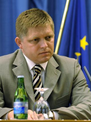SLOVAKIAS PRESIDENT Robert Fico mente at Ungarns president ville bryte internasjonal lov dersom han valgte � bes�ke den slovakiske byen Komarno. Fico sa ogs� at landet ikke ville bruke fysisk makt for � hindre presidenten. REUTERS/TASR/Stringer  (SLOVAKIA POLITICS)