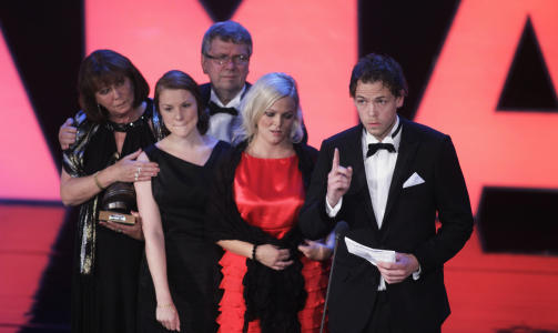 R�RENDE: Det ble en r�rende seanse da Thomas Nordseth-Tillers familie og kj�reste mottok Amandaprisen. Foto: Stian Lysberg Solum/Scanpix