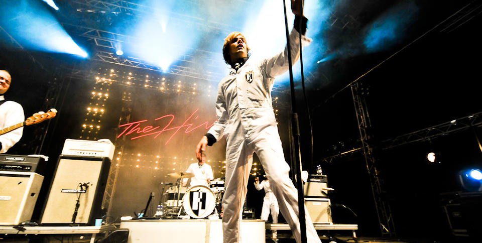 UBESKJEDNE STJERNER: The Hives inntok Parkenfestivalen i Bod� i kveld. Bandet var som vanlig sv�rt selvsikre f�r kveldens konsert. Foto: OLLE FREJD