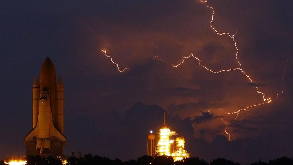 V�RHARDT: Kennedy Space Center ligger midt i sm�r�yet for tordenv�r i staten Florida. Meteorologer sier imidlertid at det er 70 prosent sjanse for at v�ret holder seg n�r romferja Discovery skal lette p� tirsdag med svenske Christer Fuglesang om bord. Foto: REUTERS/NASA/Handout