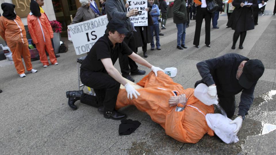 HEMMELIGHOLDT RAPPORT: Mike Morice og hans aktivistgruppe World Can't Wait demonstrerer hvordan vanntortur utf�res p� Manhattan i New York. En intern CIA-rapport avsl�rer at terrormistenkte ble truet med skytev�pen og overbevist om at fanger i naborommet ble skutt, for � fram tilst�elser.  Foto: AP PHOTO/SCANPIX