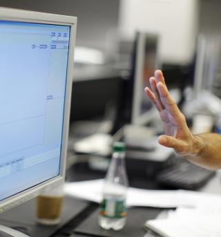 KARTLEGGER BEVEGELSENE: Nettleverandører kartlegger våre bevegelser på nettet allerede slik at de kan sende oss regniger, men i framtida kan det være staten som pålegger selskapene å ta vare på opplysningene i flere år. Foto: Brian Snyder/REUTERS KARTLEGGER BEVEGELSENE: Nettleverandører kartlegger våre bevegelser på nettet allerede slik at de kan sende oss regniger, men i framtida kan det være staten som pålegger selskapene å ta vare på opplysningene i flere år. Foto: Brian Snyder/REUTERS