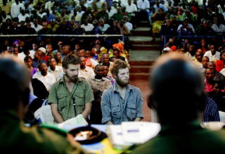 KONFRONTERES MED VITNEFORKLARINGER: Hovedvitnene forteller i dag om hvordan de mener Tjostolv Moland (t.v.) skj�t og drepte sj�f�ren Abedi Kasongo, og hvordan Joshua French (t.h.) hjalp ham. Foto: Espen R�st