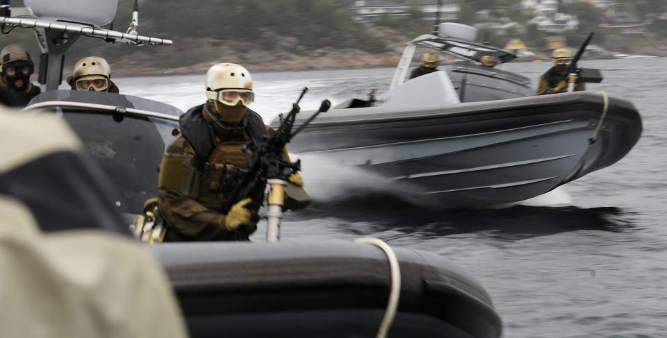 GREP IN: 
To RIB (Rigid Hull Inflatable Boat) st�tter KNM Fridtjof Nansen under oppdraget med � hindre skipskapringene utenfor Somalia. B�tene er bemannet med spesialb�toperat�rer, skyttere og marinejegere.
Arkivfoto: SCANPIX