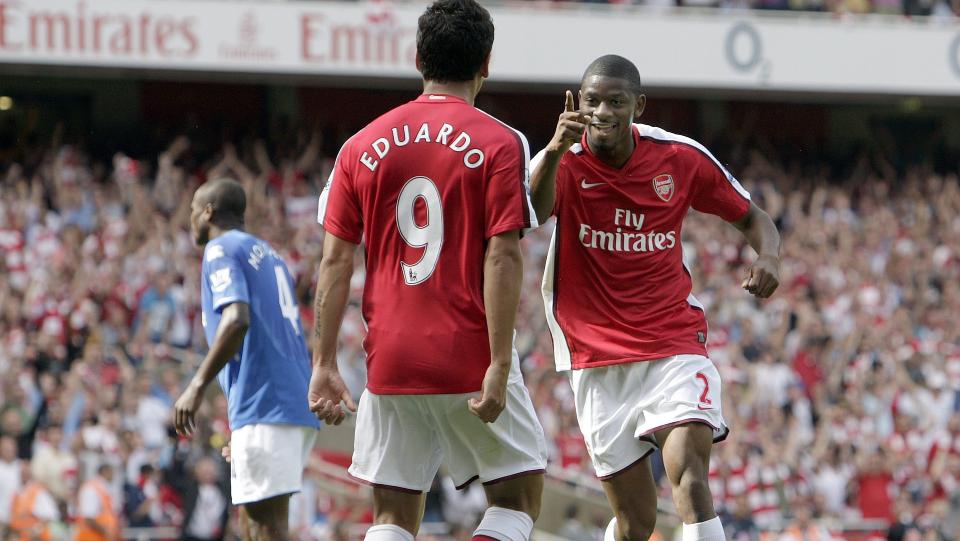 TOM�LSSCORER: Abou Diaby scoret Arsenals to f�rste. Her feirer han med Eduardo, som nydelig la opp til det f�rste. Foto: JONATHAN BRADY / EPA.