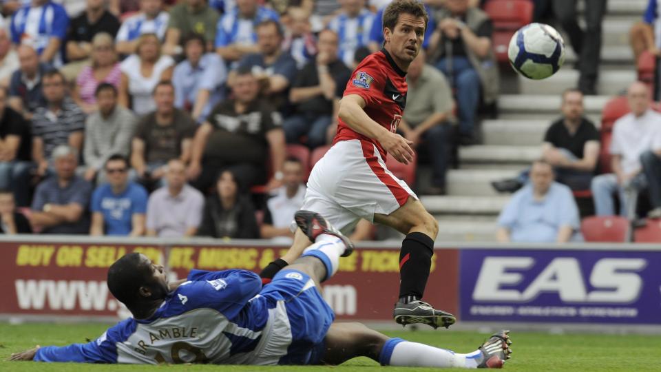 �PNET M�LKONTOEN: Med en iskald chip �pnet Michael Owen m�lkontoen i Manchester United-tr�ya.Foto: SCANPIX/REUTERS/Nigel Roddis